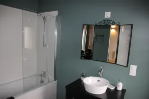 Linen room with free private parking - Image 4