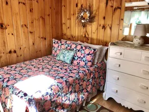 Immaculate Cottage with flower-lined deck located in Island Area! Pet Friendly! - Image 4