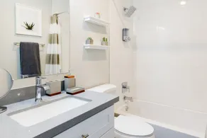 Stylish 2 Bedroom Camelback - Image 2