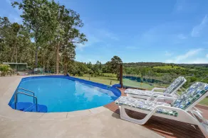 Country accommodation handy to town. Stunning rural views overlooking pool. - Image 3