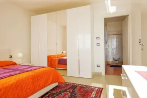 Godt vedligeholdt 3½-værelses lejlighed med have, balkon og smuk udsigt over søen - Image 5