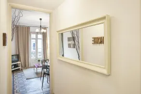 Walk to Gaudi's Buildings - \"ValA\" High Ceilings - Free Luggage Storage Service. - Image 2