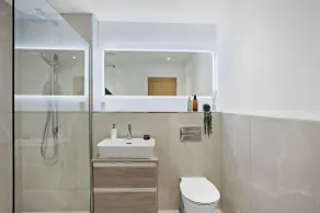 Spacious Luxury Retreat with parking & views - Image 3