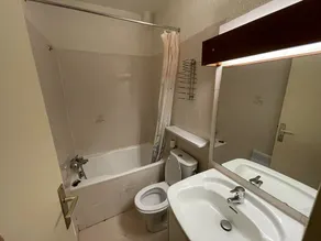 Agréable T2 au pied des pistes avec piscine estivale, parking, et animaux bienvenus - Image 2