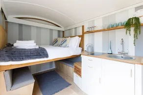 Gorgeous Shepherds Hut - Walk to Beach & Pub - Image 5