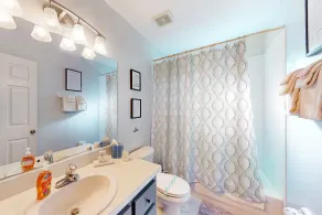 Spacious home with enclosed pool, open layout, washer/dryer, internet, & AC - Image 4