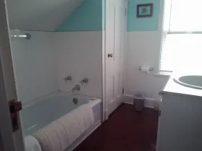 Em uma tranquila e estreita pista a uma curta distância de todas as comodidades - Image 3