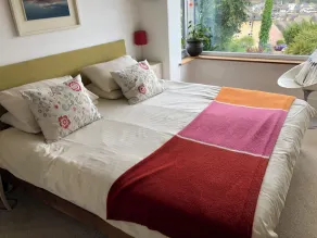 5 Bed House - Sleeps 15 - Pets - Garden - Parking - Image 2