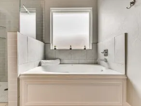 Cozy and Contemporary Home in Yukon! - Image 4