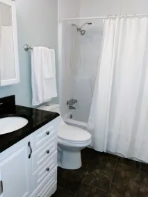 Hollingsworth FashionableTownhome— Deaton's Chalet — Steps away from the lake! - Image 3