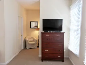 Bright, Spacious End Unit OWNER MANAGED Rowhome Steps Away From All Amenities! - Image 2