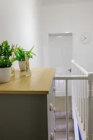 Gorgeous 3 bedroom cottage, 5 min from the centre, super fast wifi, paid parking - Image 2