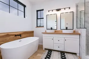 Fairhaven Luxury With Rooftop Deck and Ocean Views - Image 4