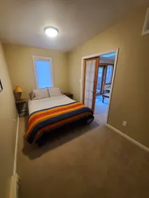 Cozy Downtown Guesthouse - Image 5