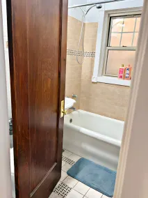 Perfectly Located 1BR - Hinman D2 - Image 2