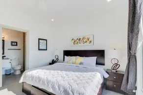 Modern apartment with great ocean view, balcony & pool - 100 yards to beach - Image 4