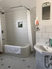 Hvalens rede. Et søde sommerhus i hjertet af Downtown Edmonds. - Image 2