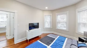 15 minutes to Fenway Park! Family-sized unit offers free parking. - Image 4