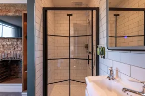 The Crown Pub & Guesthouse - Image 3
