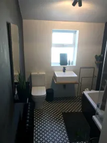 Stylish comfortable home with free parking - Image 3