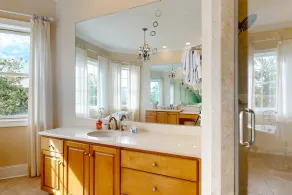 Luxury cottage with pools & multiple decks, 1/2 block to beach - Image 2