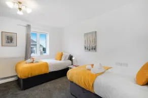 Shops 4min walk | Family | 2 En-suite | Parking x1 - Image 5