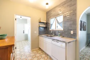 Beautifully Updated Historic Home conveniently located in downtown Mesa! - Image 4