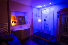 Romantic Suite & Spa - Image 2