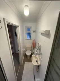 Amplio apartamento de una habitación con estacionamiento fuera de la carretera y wifi gratis - Image 2
