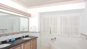 Beach Holiday Rental On Paynes Bay With Stunning Sea Views - Image 2