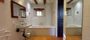 Spacious cottage with comfort and 2 terraces on quiet estate - Image 3