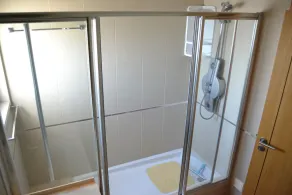 Moderne, spacieux situé au centre de trois maison, chambre avec grande piscine et jardin - Image 5
