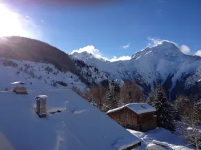 studio at the foot of the slopes, view of the mountains, sleeps 5, quiet residence - Image 4