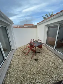 Terrasse et patios privatifs, piscine ludique avec remous sous abri amovible - Image 5