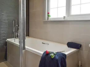 Alojamiento de 4 habitaciones en Pett - Image 4