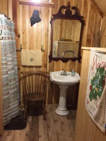 Cabin in woods, with row to the lake - Image 3