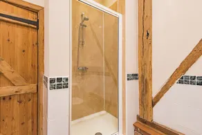 The Canterbury Barn by Bloom Stays - large barn sleeping up to 20. Ideal for hen parties - Image 5