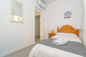 Agréable villa adaptée aux familles avec jardin, piscine privée et terrasse | À côté de la plage - Image 5