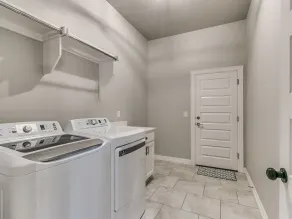 Cozy and Contemporary Home in Yukon! - Image 2