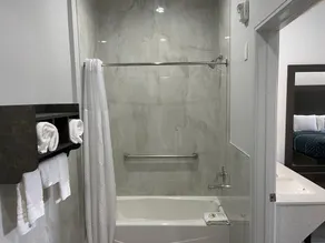 LiV Inn & Suites Houston - Image 2