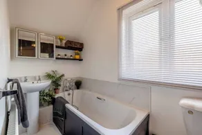 Cosy 3 Bed Home Near Dorney| Parking - By Tempstay - Image 4