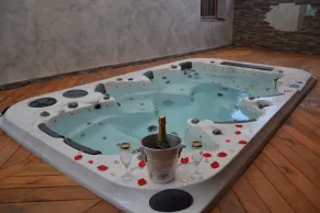 Romantic apartment with large spa - Image 2