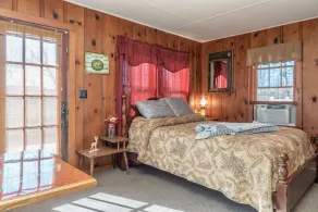 Cozy Cabin at Rockaway Rentals near Branson - Image 3