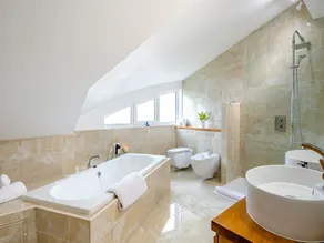 This stunning waterside home offers an amazing space for families and friends. - Image 4