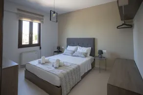 Verikokia Luxurious House With Garden - Image 5