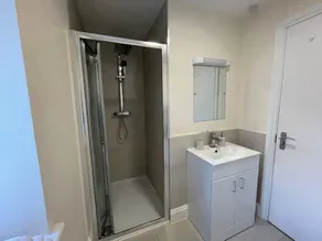Luxurious 1 bedroom flat with free parking - Image 4