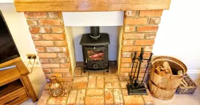 Hartley Wintney - Charming Cottage in Village/ Wood Burning Stove/ Parking/ Wifi - Image 2