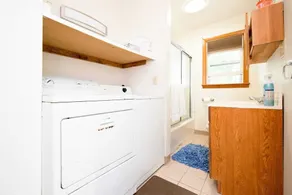 Discount ! A mile to Narragansett beach & Boon Street Market this home has it all ! - Image 2
