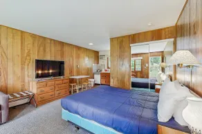 Attractive & convenient studio steps to water w/WiFi, water views, & kitchenette - Image 4