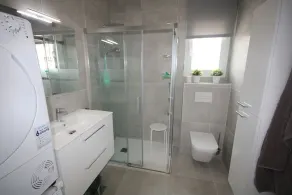 Superbe et moderne maison de luxe de 2 chambres avec de belles vues sur la mer - Image 3